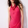 Vestido midi sin espalda con cuello halter Vestido midi sin espalda con cuello halter