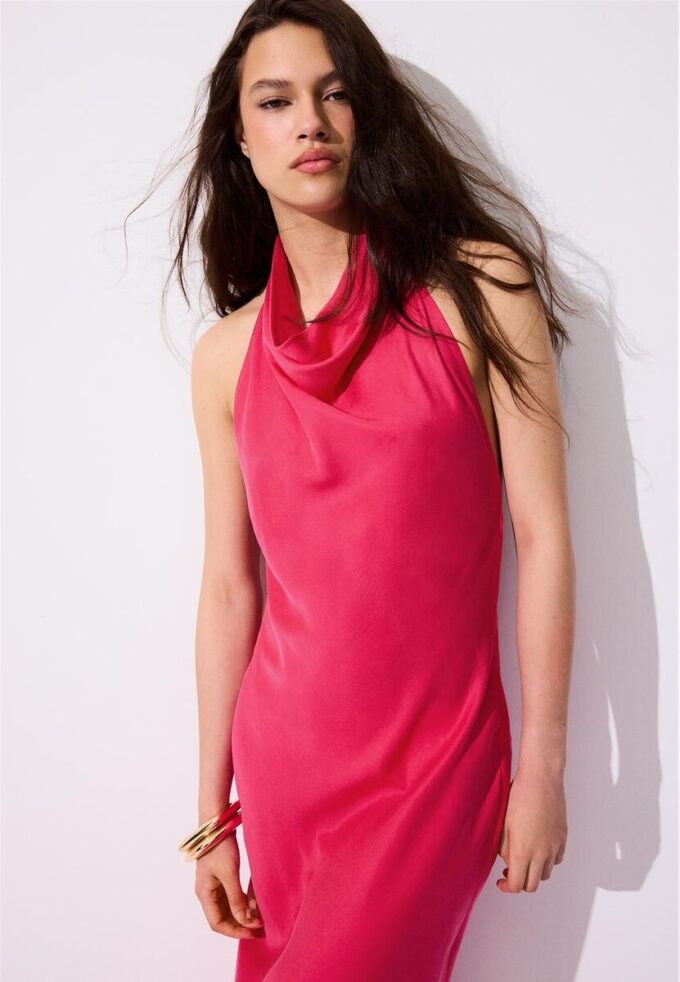 Vestido midi sin espalda con cuello halter Vestido midi sin espalda con cuello halter