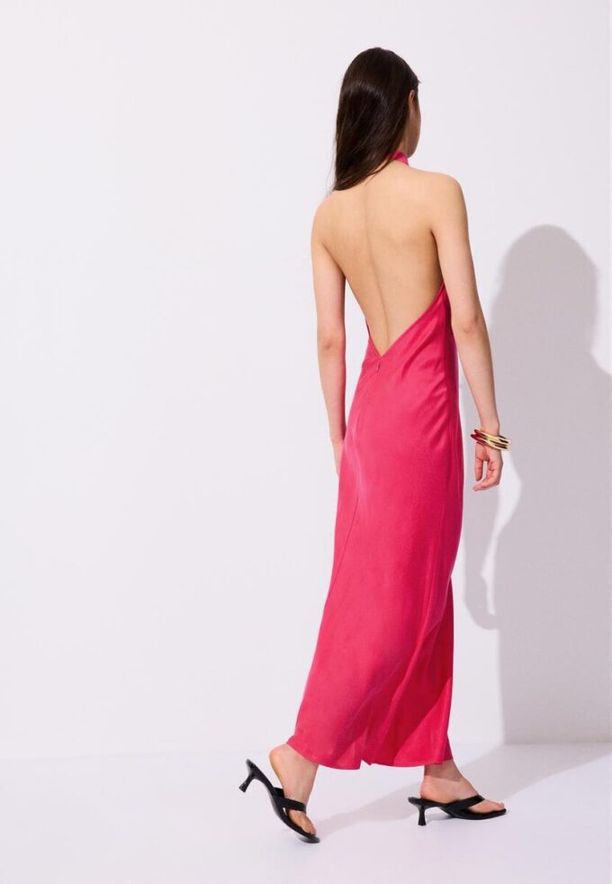 Vestido midi sin espalda con cuello halter Vestido midi sin espalda con cuello halter