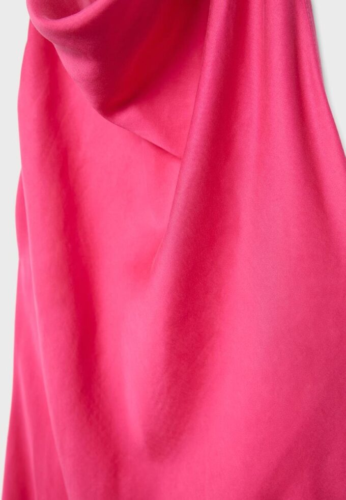 Vestido midi sin espalda con cuello halter Vestido midi sin espalda con cuello halter