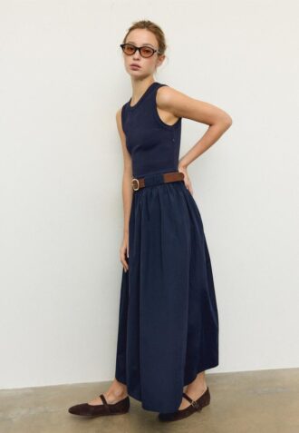 Vestido midi sin mangas de dos materiales con cinturón