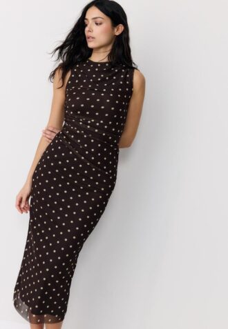Vestido midi sin mangas de tul con lunares Vestido midi sin mangas de tul con lunares