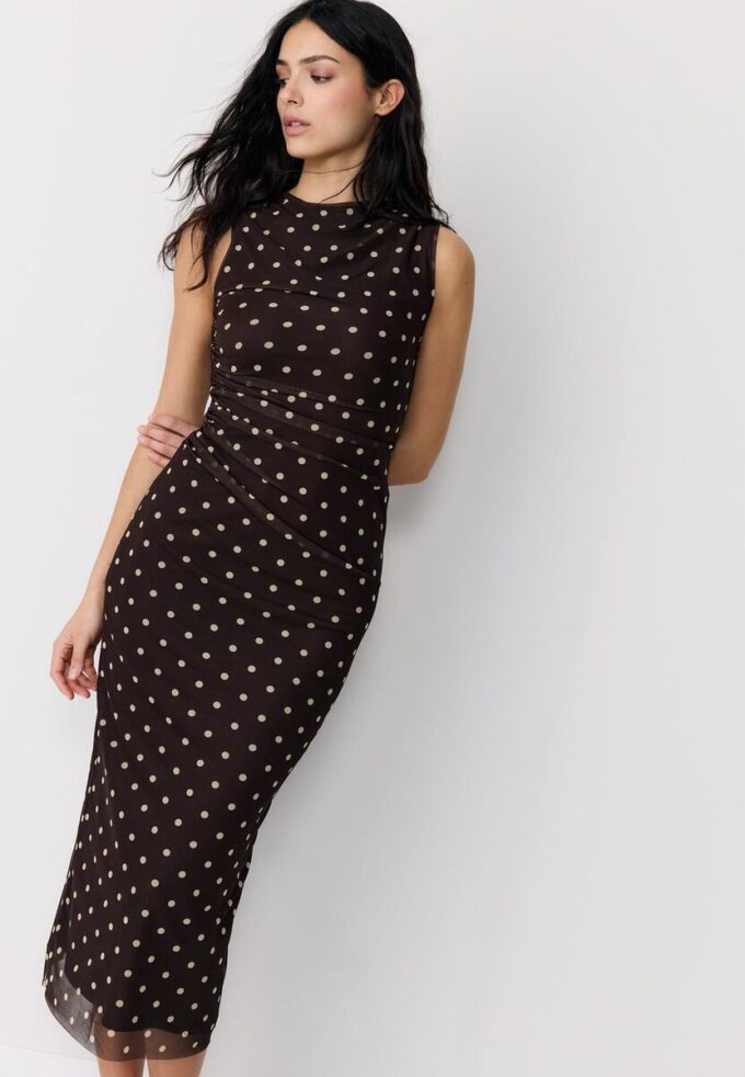 Vestido midi sin mangas de tul con lunares Vestido midi sin mangas de tul con lunares