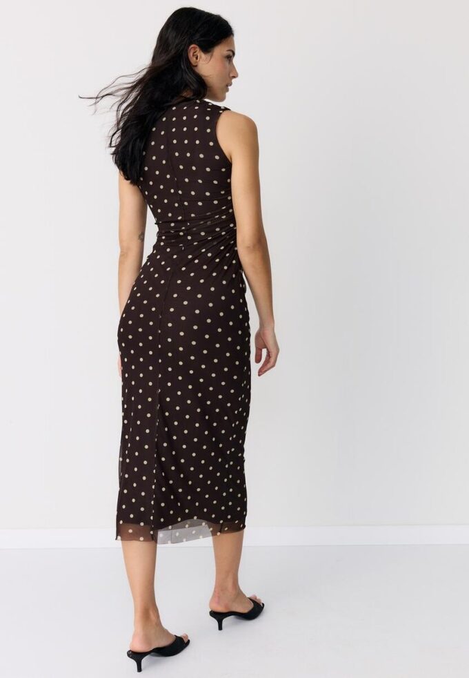 Vestido midi sin mangas de tul con lunares Vestido midi sin mangas de tul con lunares