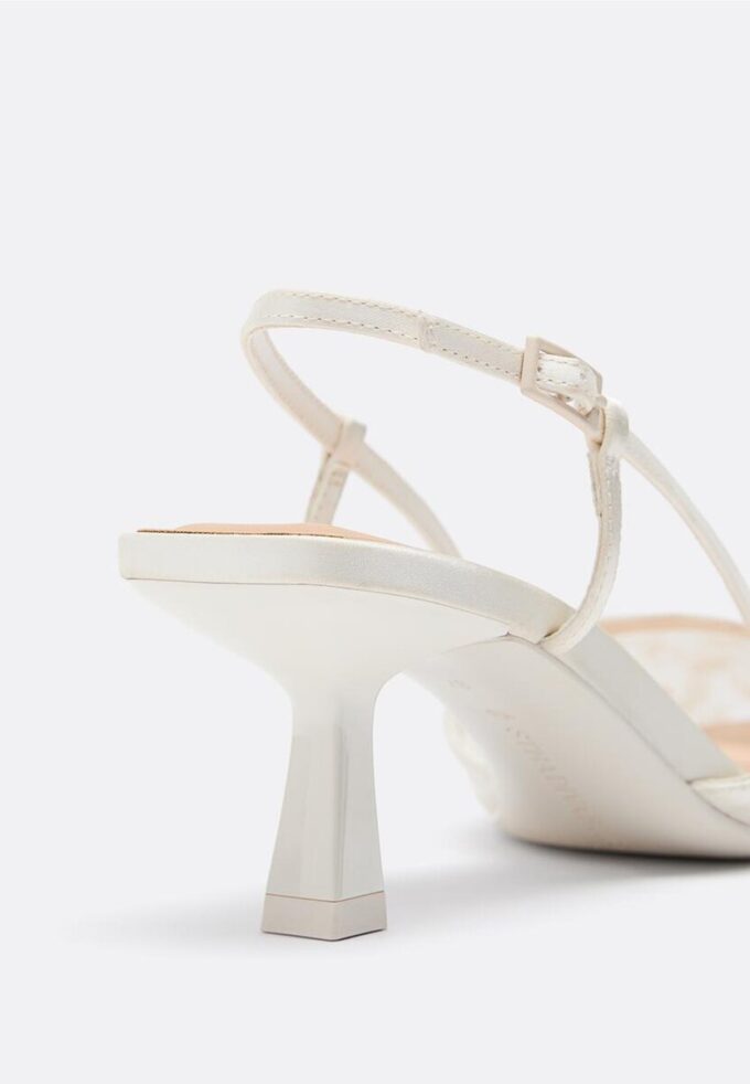 Zapatos de tacón bajo con malla y pedrería Zapatos de tacón bajo con malla y pedrería
