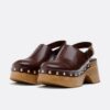 Zuecos con plataforma y tachuelas
